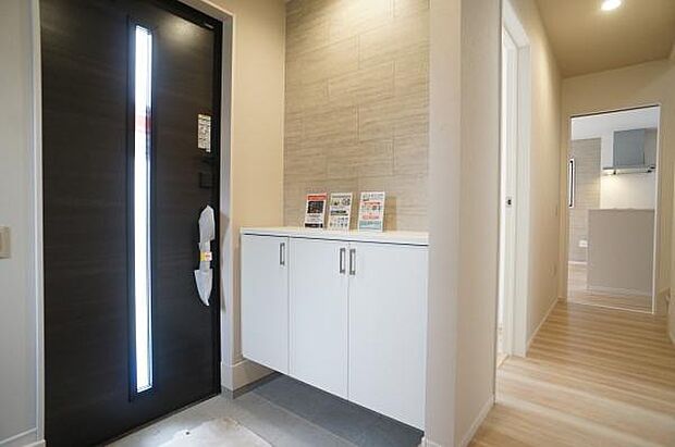 明るい玄関ホール。