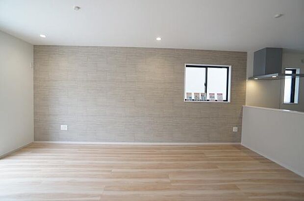 開放的で明るい室内。