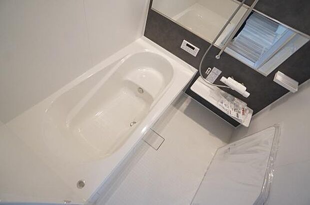 一坪タイプの明るい浴室。