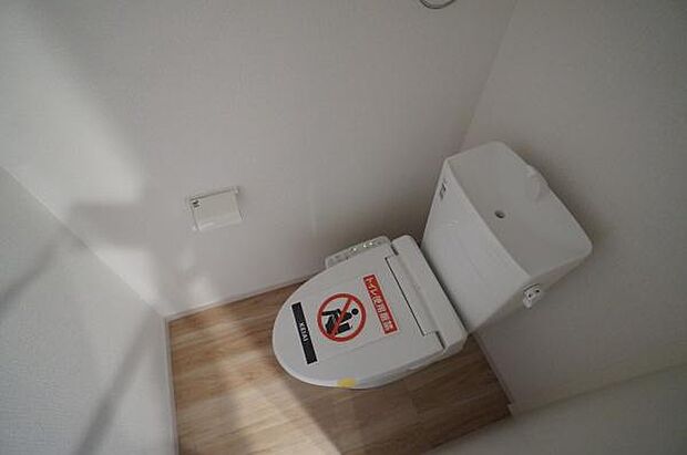 1階、2階共に温水洗浄便座です。