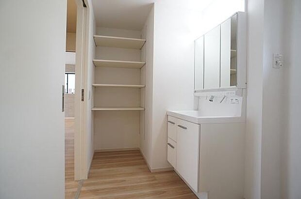 リネンスペースを設けた脱衣室。