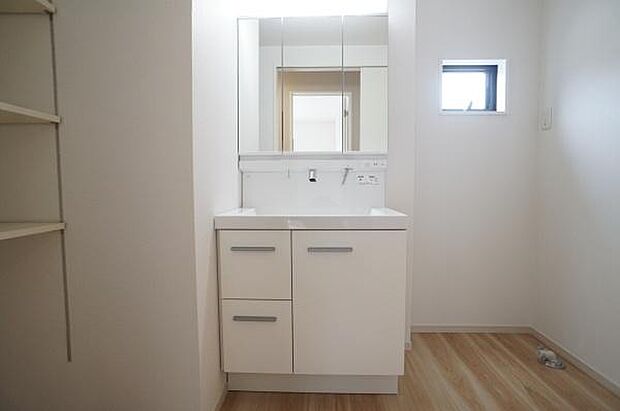 収納力のある三面化粧台。