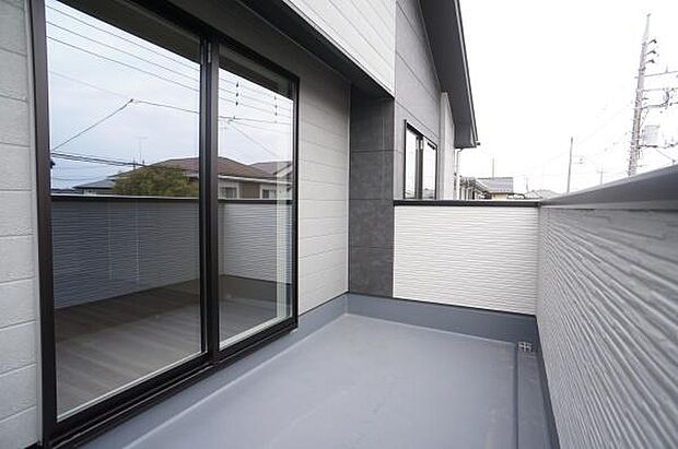 日当たりの良いワイドバルコニー。