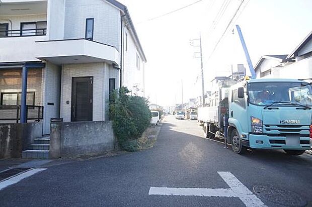 南東側6m、南西側6ｍ公道に接道。