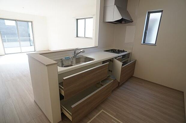 キッチン用品を多数収納できます。