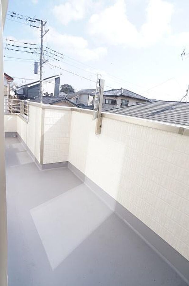 二部屋をつなぐ物干し金物付バルコニー。