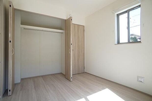 1階、物入付き洋室5帖。