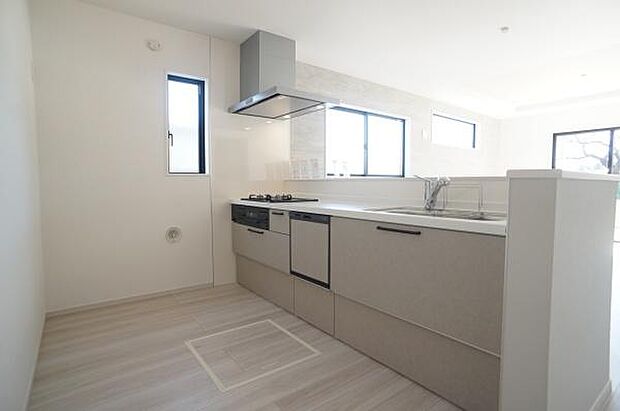 明るく開放的なオープンキッチン。