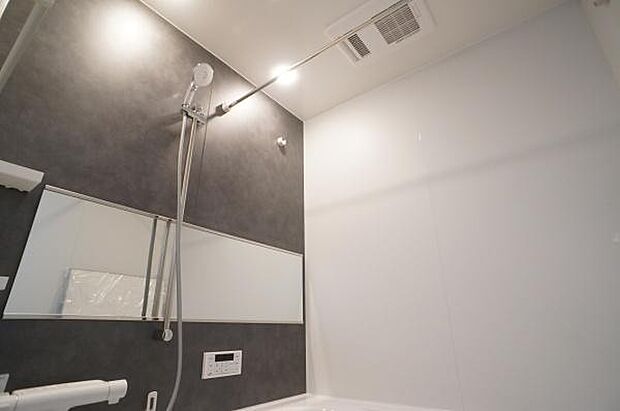 カラリ床と浴室乾燥機で快適。