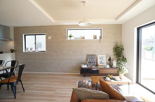 折り上げ天井の開放感ある空間。