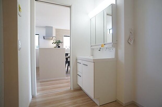 家事動線のつながる脱衣室。