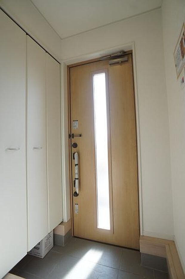 背の高いシューズボックスのある玄関。