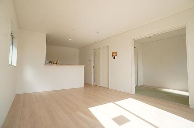 隣り合う和室が癒しとなります。