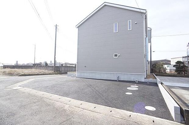 並列駐車3台可能です。