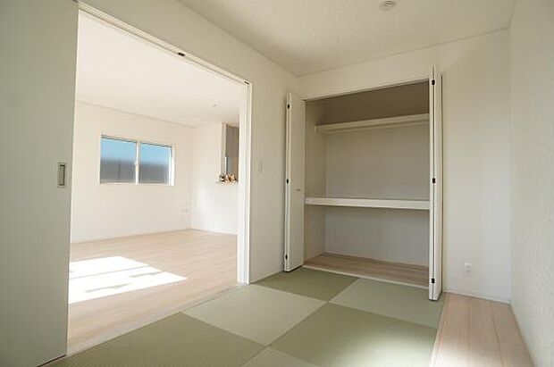 1階、収納や板の間付きの和室。