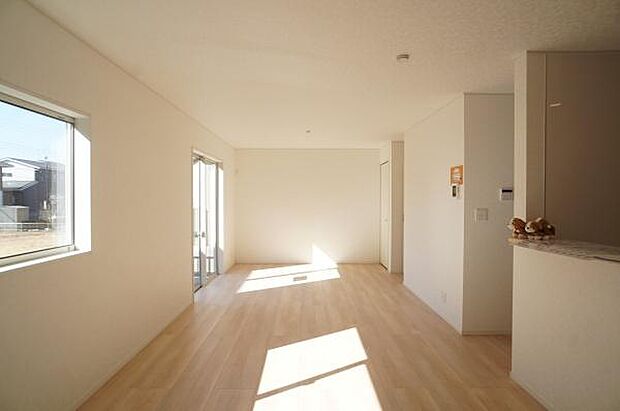 笑顔の広がる明るいリビング。