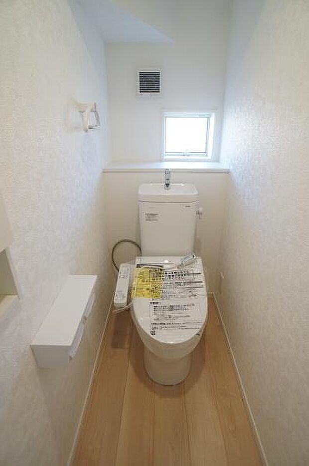 1階、2階共に温水洗浄便座です。