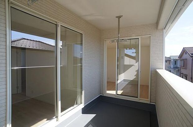 二部屋をつなぐバルコニー。