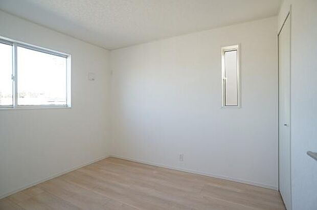 2面彩光のお部屋。