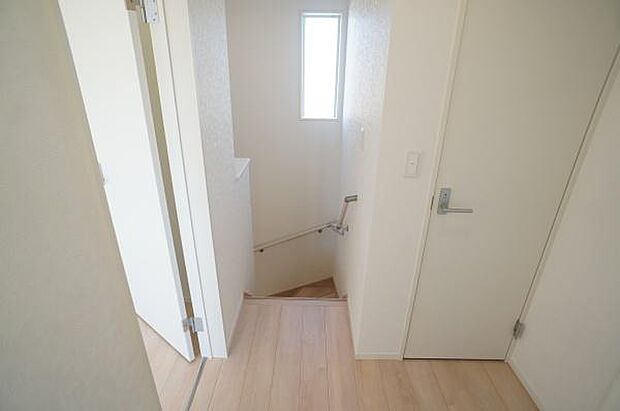 手すり付きで安心の階段。