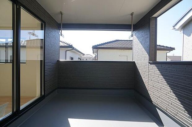 屋根付きのワイドルーフバルコニー。