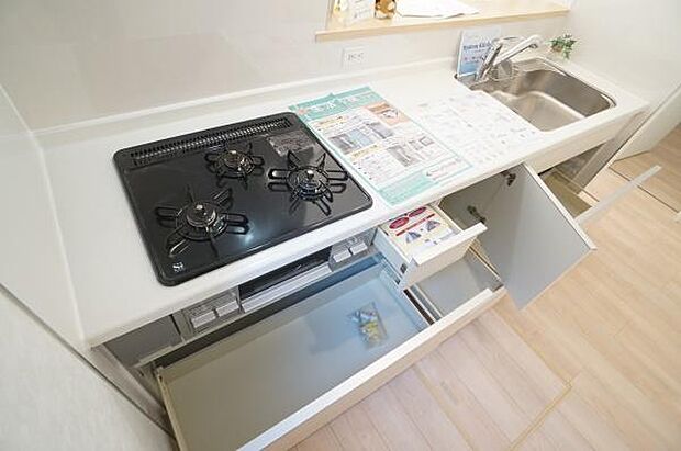 三口コンロとスライドキャビネット。