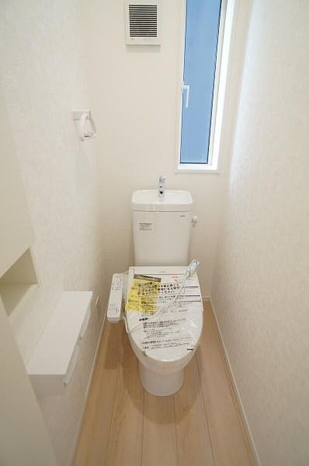 1階、2階共に温水洗浄便座です。