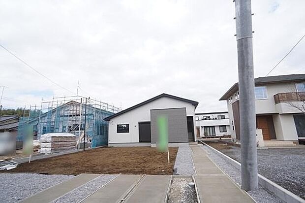 内装・外構工事中。