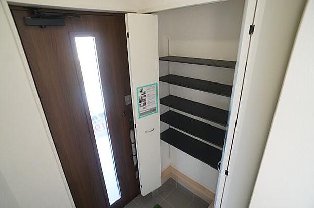 シューズクロークで玄関周りスッキリ。