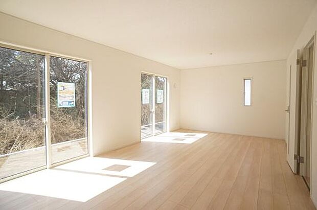 二つの掃き出し窓で明るさたっぷり。