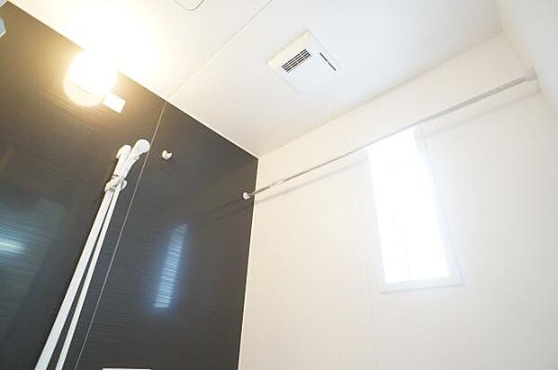 カラリ床と浴室乾燥機で快適。