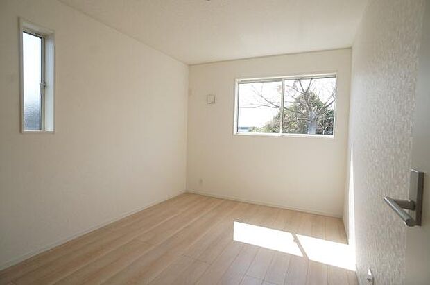 2面彩光のお部屋。