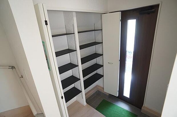 シューズクロークでスッキリ。