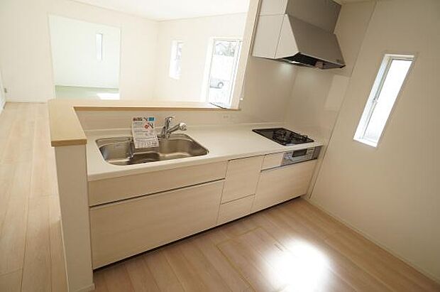 明るく開放的なオープンキッチン。