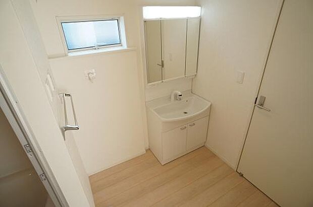 3帖分の広さのある洗面室。