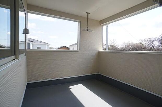 屋根付きのワイドルーフバルコニー。