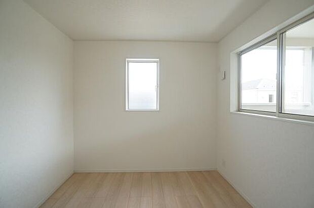 2面彩光のお部屋。