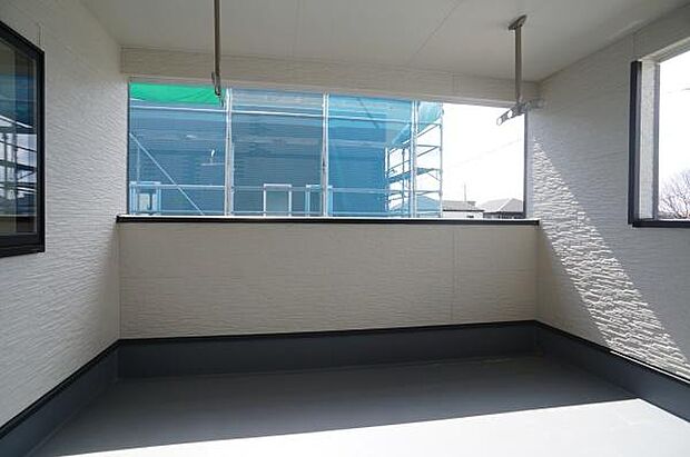 屋根付きワイドバルコニー。