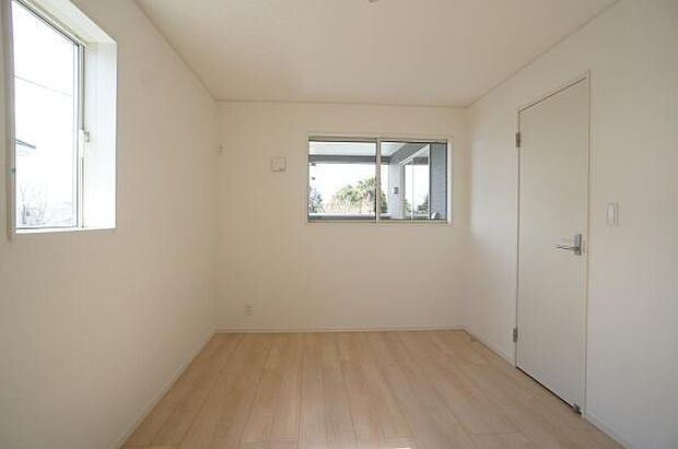 2面彩光のお部屋。