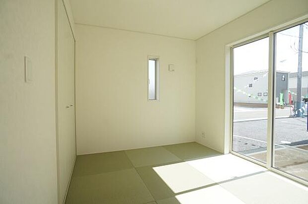 リビング続きの畳のお部屋。