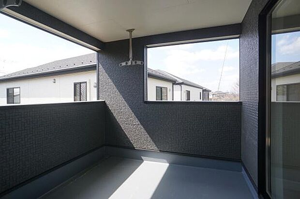 二部屋をつなぐバルコニー。