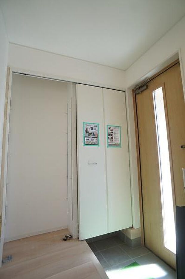 背の高いシューズボックスのある玄関。