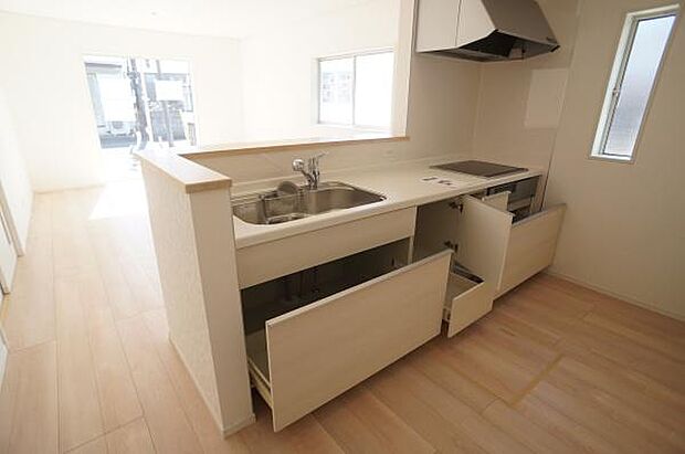 スライド収納にたくさんのキッチン用品を。