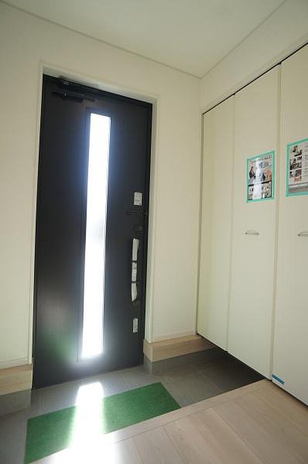 背の高いシューズボックスのある玄関。