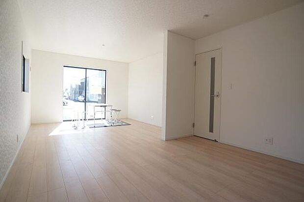 南から陽光浴びる室内。