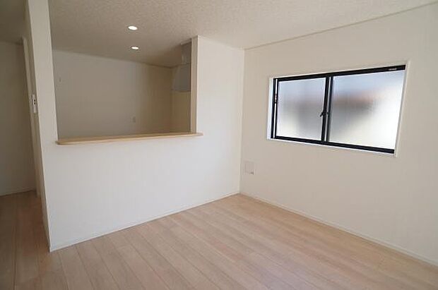 キッチンカウンターのあるダイニング。