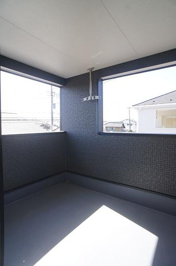 物干し金物付ワイドバルコニー。屋根付き。