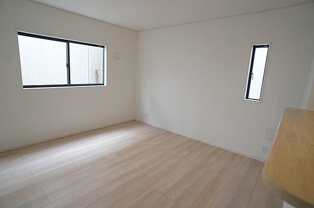 キッチンカウンターのあるダイニング。