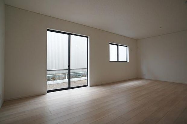 南側の2か所の窓から光が差し込みます。