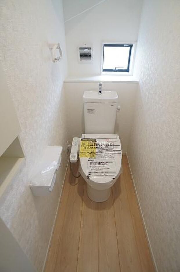 1階、2階共に温水洗浄便座です。
